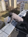 Dostęp do budki z otwieranym dachem - wsypywanie wyściółki z keramzytu